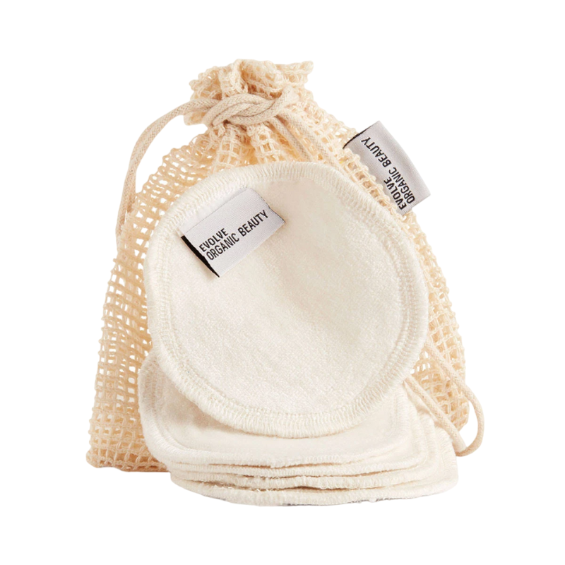 EVOLVE-ORGANIC-BEAUTY-BAMBOO-REUSABLE-MAKEUP-REMOVER-PADS Wiederverwendbare Bambus-Abschminkpads von Evolve Organic Beauty in einem Netzbeutel.