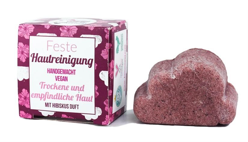 image_119389_1 Feste Hautreinigung, handgemacht, vegan, für trockene und empfindliche Haut, mit Hibiskusduft, neben der Verpackung.