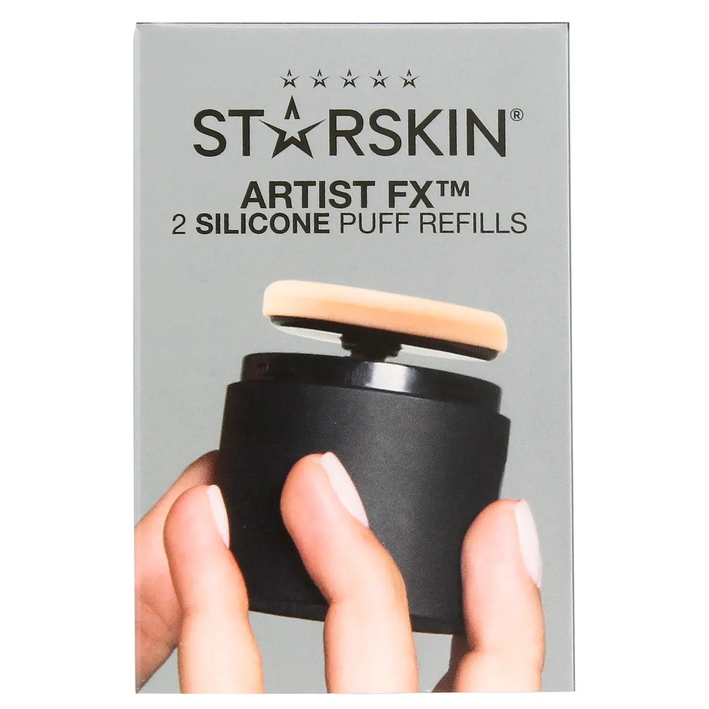 8ADC32A6-C7D5-4A84-B6D8-8E2D0699BD09 STARSkin Artist FX 2 Silikon-Puff-Nachfüllpackungen in einer Hand gehalten.