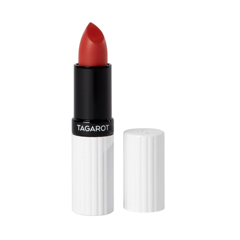 Roter Lippenstift von UND GRETEL, Modell TAGAROT, mit weißer Hülle und abgenommenem Deckel.