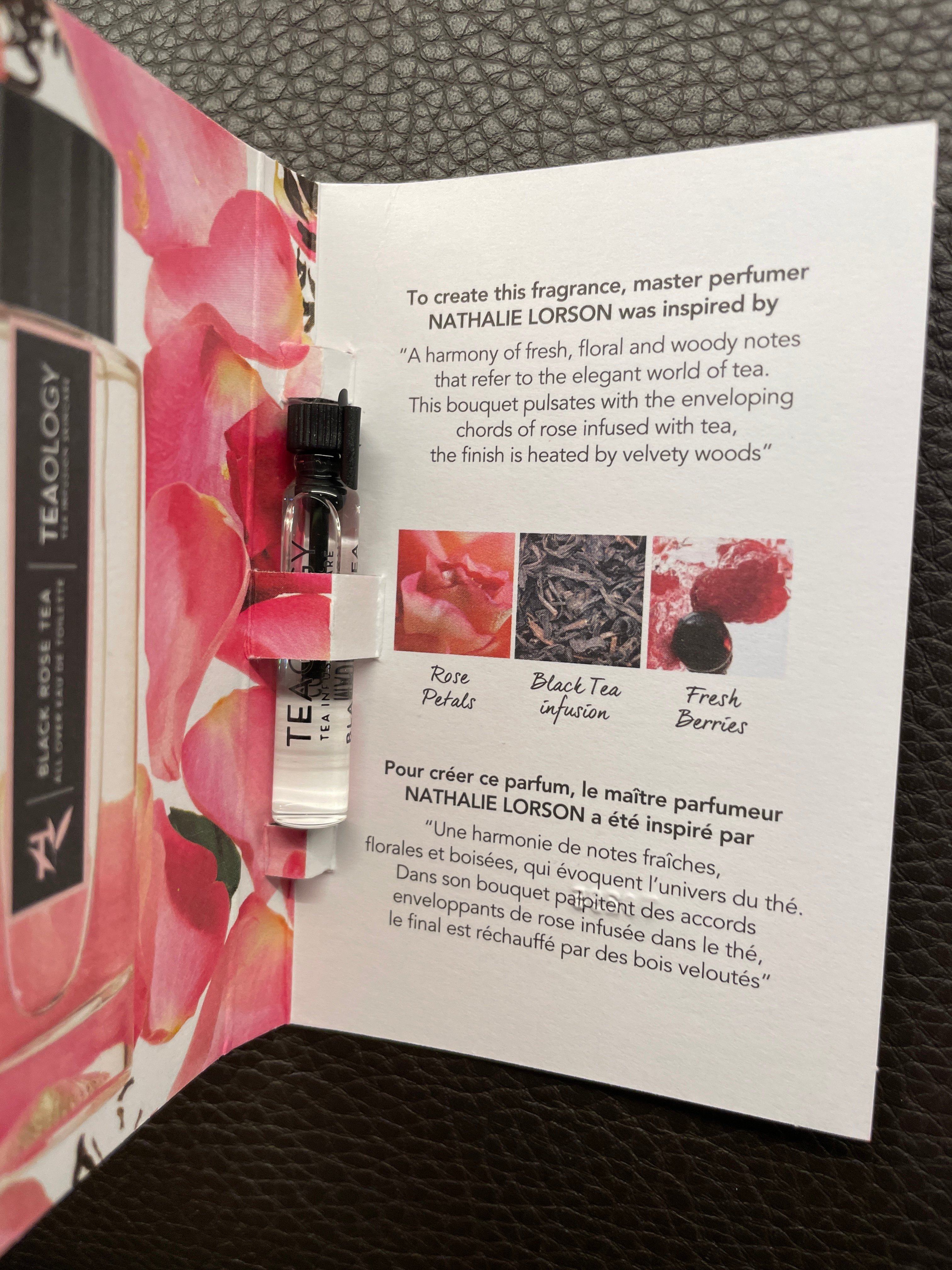 IMG_2283 Eine Duftprobe mit einer Beschreibung in Englisch und Französisch, die die Inspiration und Duftnoten des Parfums erklärt.