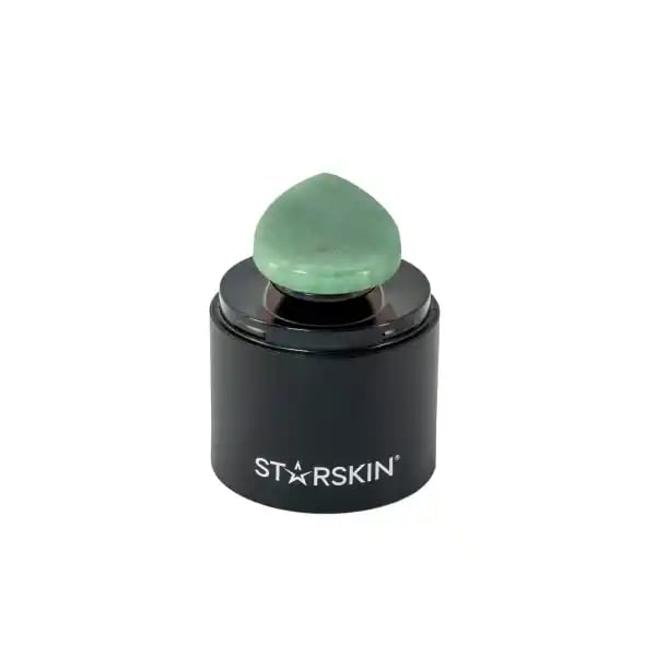 Ein grüner Jade-Gesichtsmassageroller auf einem schwarzen Sockel mit der Aufschrift 'Starskin'.