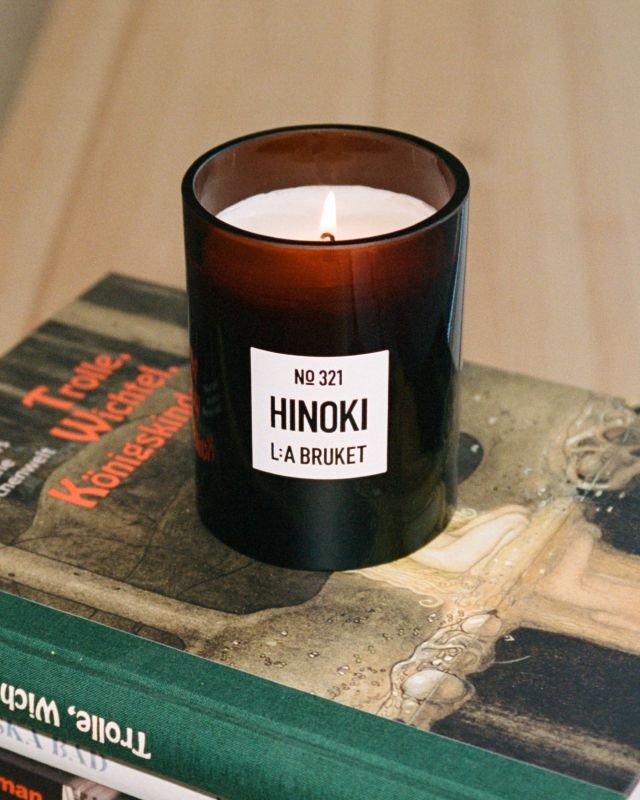 L:A BRUKET No. 321 Scented Candle Hinoki 260g bougie parfumée